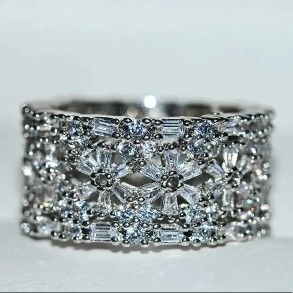 18 CT 925 STERLING SILVER DIAMOND RING, CUTE RING, SHINY RING. - Picture 4 of 6